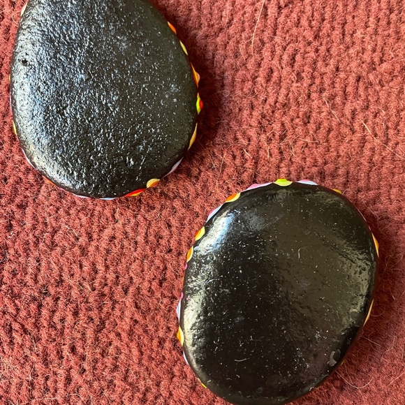 Vibrant Dot Art hand painted smooth river stones - set of 2 - Picture 6 of 8